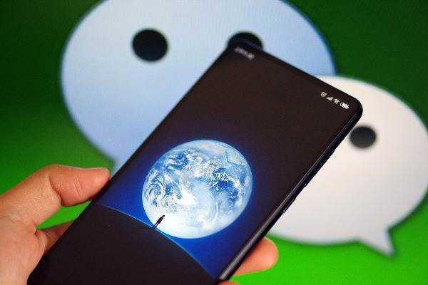 为什么一个人同时几个号直播？